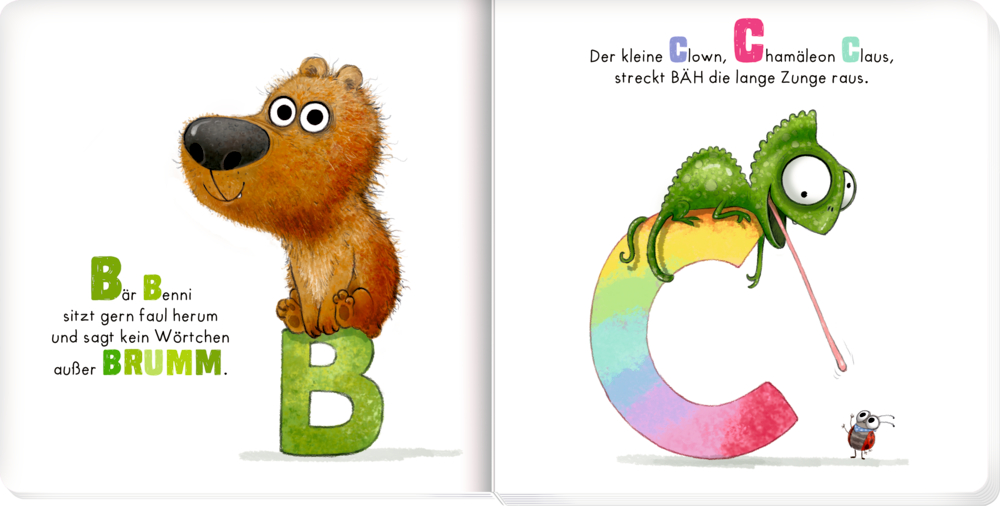 Ein Bär sitzt auf einem großen grünen Buchstaben B. Ein Chamäleon mit langer Zunge steht auf einem bunten Buchstaben C.