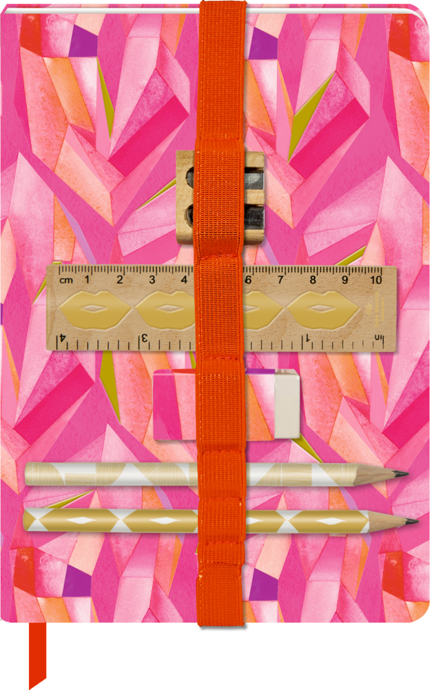 Rosa gemustertes Notizbuch mit Lineal, Spitzer, Radiergummi, 2 Bleistiften und Stift, gehalten von einem orangefarbenen Band.