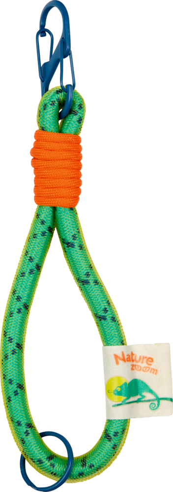 Grüne und orangefarbener Kordel-Schlüsselanhänger mit blauem Metallclip und Etikett von Nature Zoom auf weißem Hintergrund.