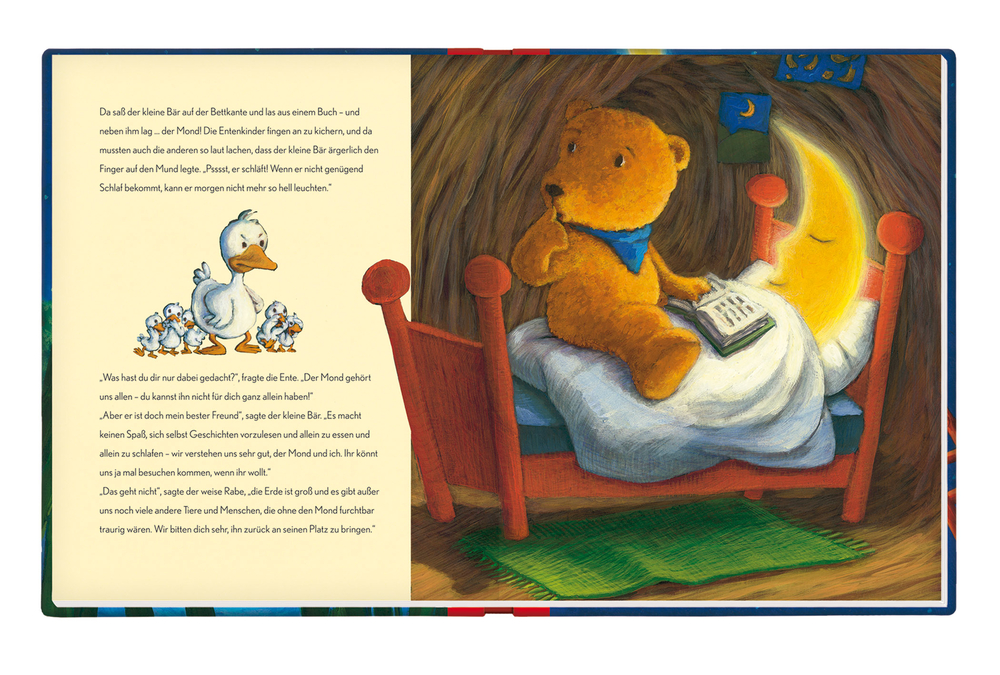 Bär sitzt auf dem Bett, in dem ein leuchtender Mond liegt und hält ein Buch in der Hand. Er bedeutet einer Ente mit Entenkindern leise zu sein.