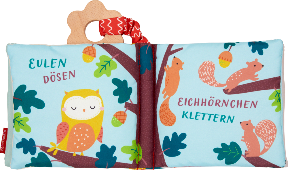 Stoffbuchseite mit einer Eule und einem Eichhörnchen im Baum,  Text und dazu Beißring aus Holz.