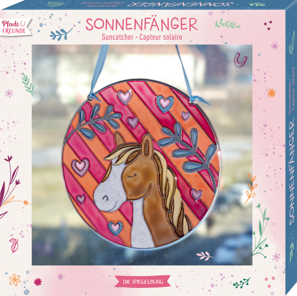 Verpackung von einem Runder Sonnenfänger mit Pferdemotiv, rosa-orangener Hintergrund mit Herzen und Blättern, aufgehängt an blauem Band.