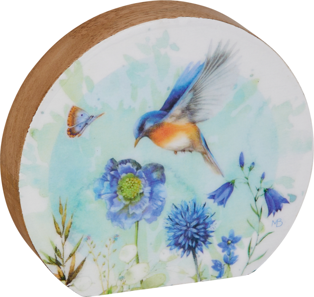 "Halbrunder Deko-Aufsteller aus Holz. Die weiß beschichtete Vorderseite ist mit filigranen, blauen Blüten, einem Schmetterling und einem Eisvogel verziert. "