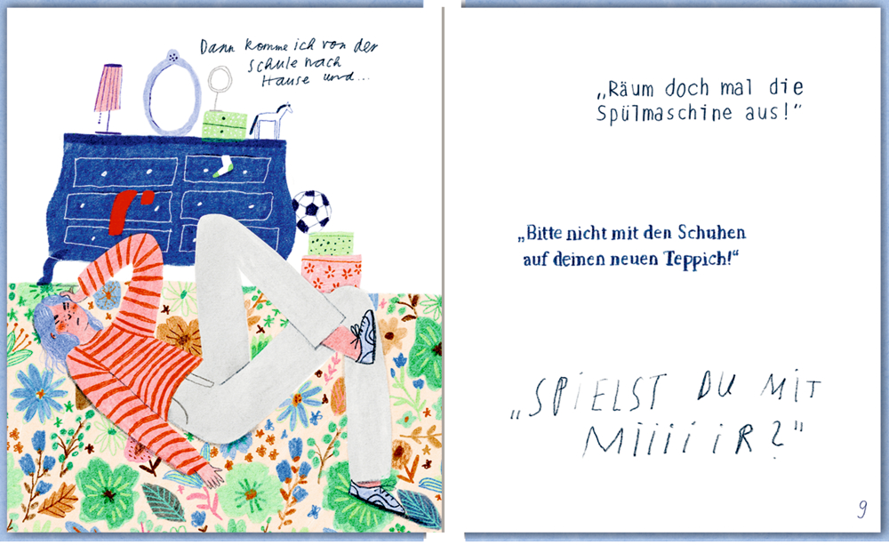 Eine Person liegt auf einem bunten Teppich in einem Zimmer mit blauer Kommode, Lampe und Büchern, auf einer Doppelseite mit Text.