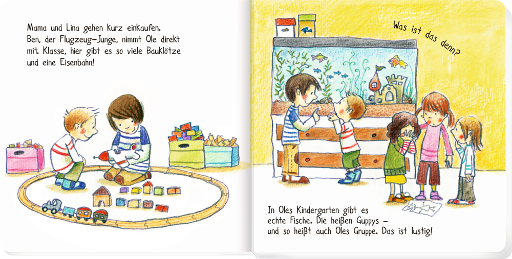 Offenes Buch mit Text auf den Seiten spielen zwei Jungen mit Autos und Zügen und vier Kinder betrachten Fische im Aquarium.