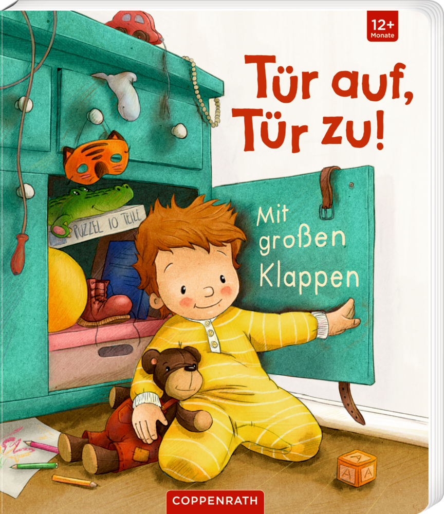 Ein lächelndes Kind im gelben Pyjama mit einem Teddybären in der Hand öffnet einen grünen Schrank, auf dem Cover von „Tür auf, Tür zu!“.