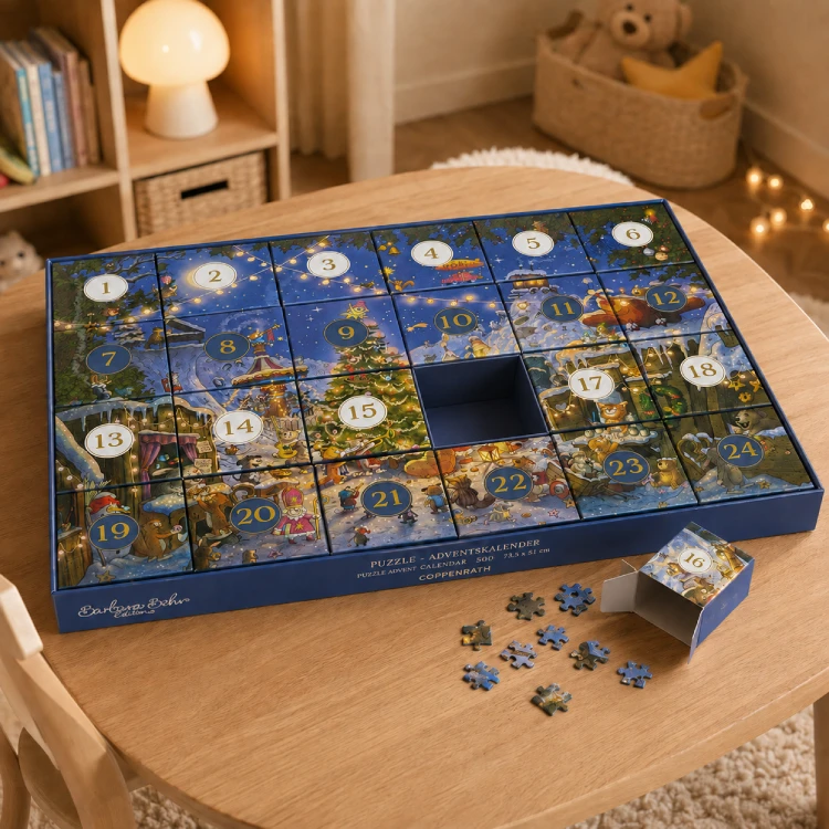 Schachtel mit 24 kleinen Boxen auf einem Tisch. Daneben verstreute Puzzleteile.