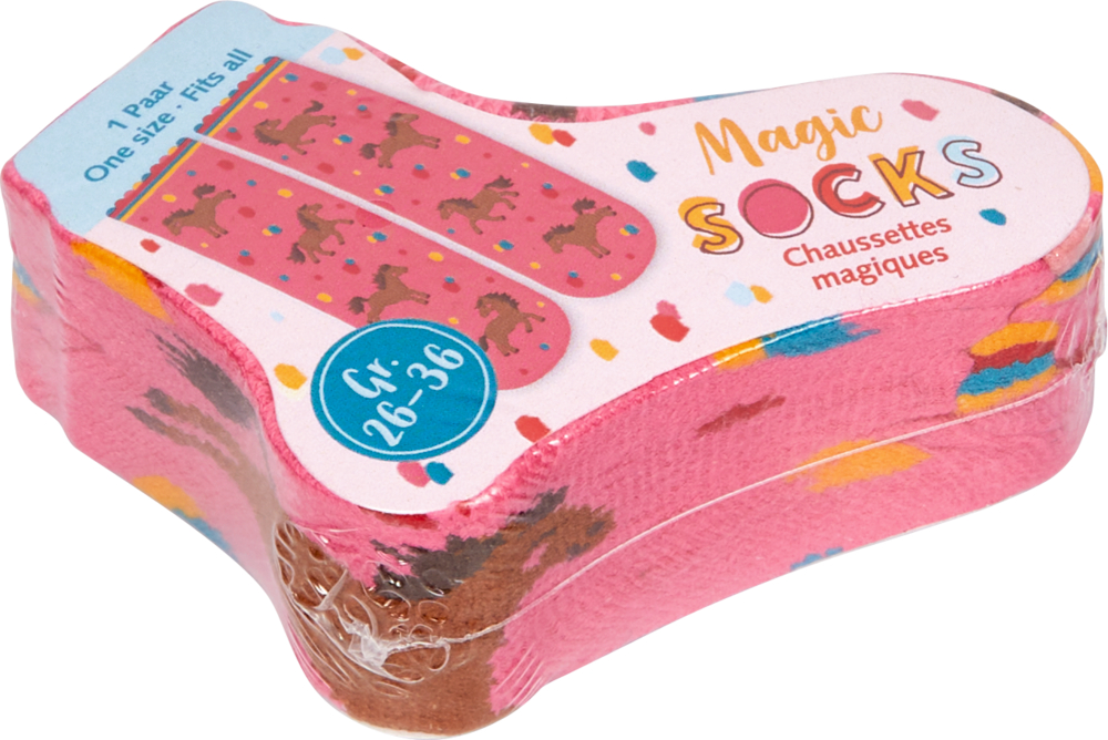 Pinkfarbenes Paket in Fußform. Darauf zwei entfaltete Socken mit Pferdemotiven.