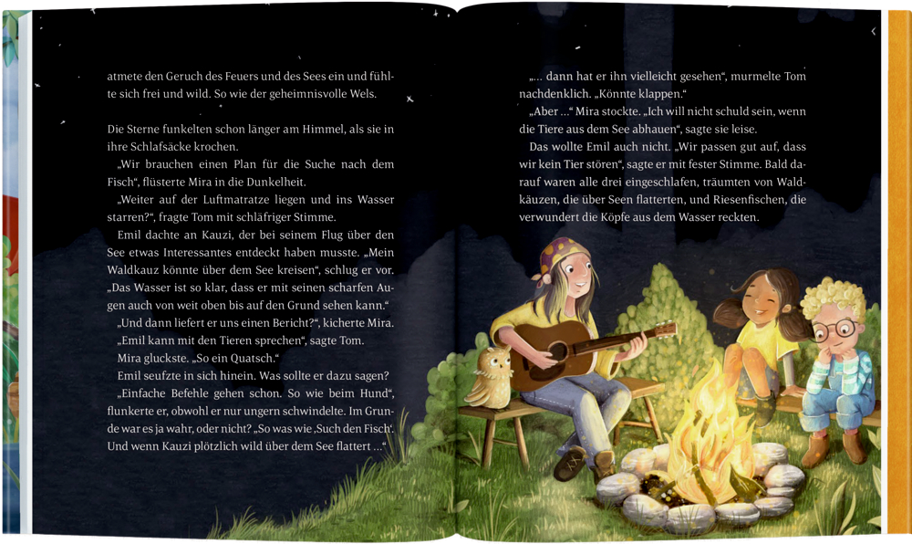 Buchinnenseite: Zwei Kinder sitzen abends am Lagerfeuer; eine Frau spielt auf der Gitarre, während die anderen lächelnd zuhören.