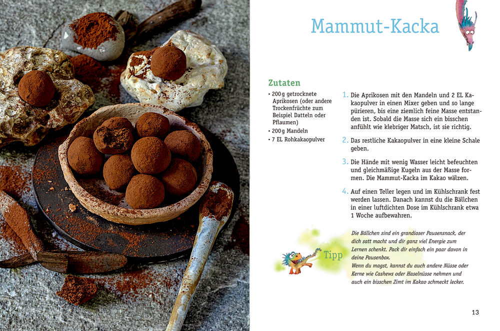 Schokoladentrüffel in einer Schale auf dunkler Fläche, umgeben von Kakaopulver, Nüssen und Trockenfrüchten. Dazu das reept von "Mammut-Kacka".