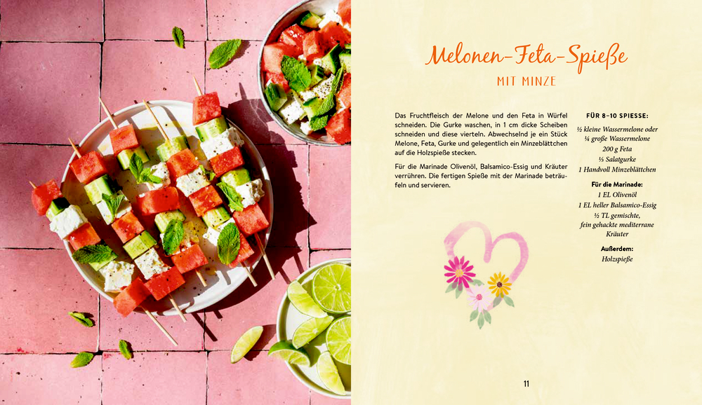 Wassermelone, Feta und Minze auf Spießen auf einem Teller mit Limettenscheiben auf rosa Fliesen.