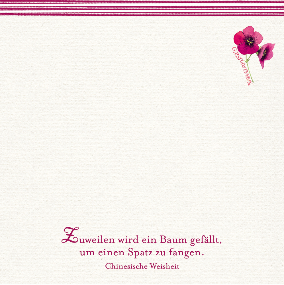Cremefarbener Notizzettel mit pinker Blume und chinesischem Sprichwort: „Zuweilen wird ein Baum gefällt, um einen Spatz zu fangen.“.