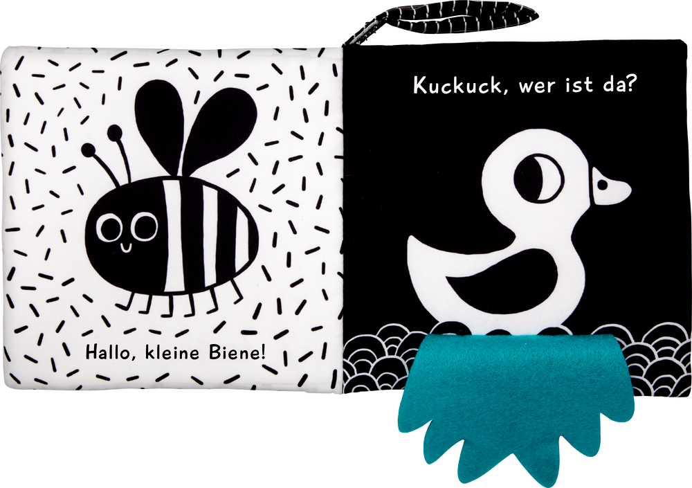 Stoff-Babybuchseite mit Biene, Ente, Text und einer blaugrünen Stoffklappe unten.