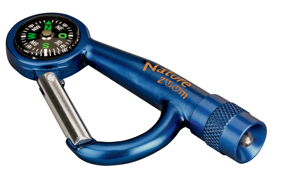 Blauer Karabiner mit Kompass, Taschenlampe und Nature Zoom-Etikett, isoliert auf weißem Hintergrund.