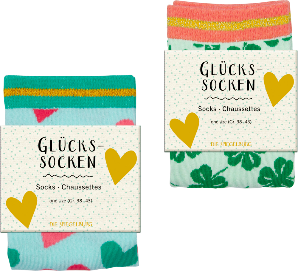 Zwei Paar bunt gemusterte Glückssocken, ein Paar mit Herzen und ein Paar mit Kleeblättern, jeweils mit Papierbanderole umwickelt.