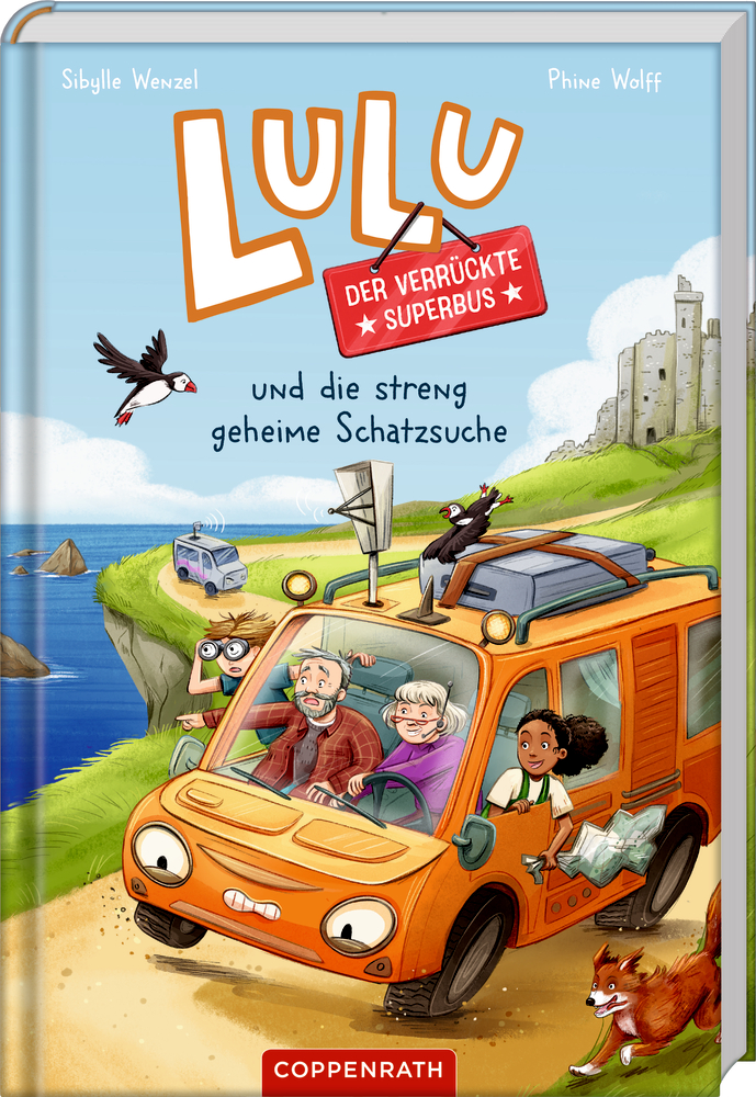 Personen sitzen in einem orangefarbenen Bus auf einer Straße am Wasser. Es sind Wellen im Hintergrund zu sehen.