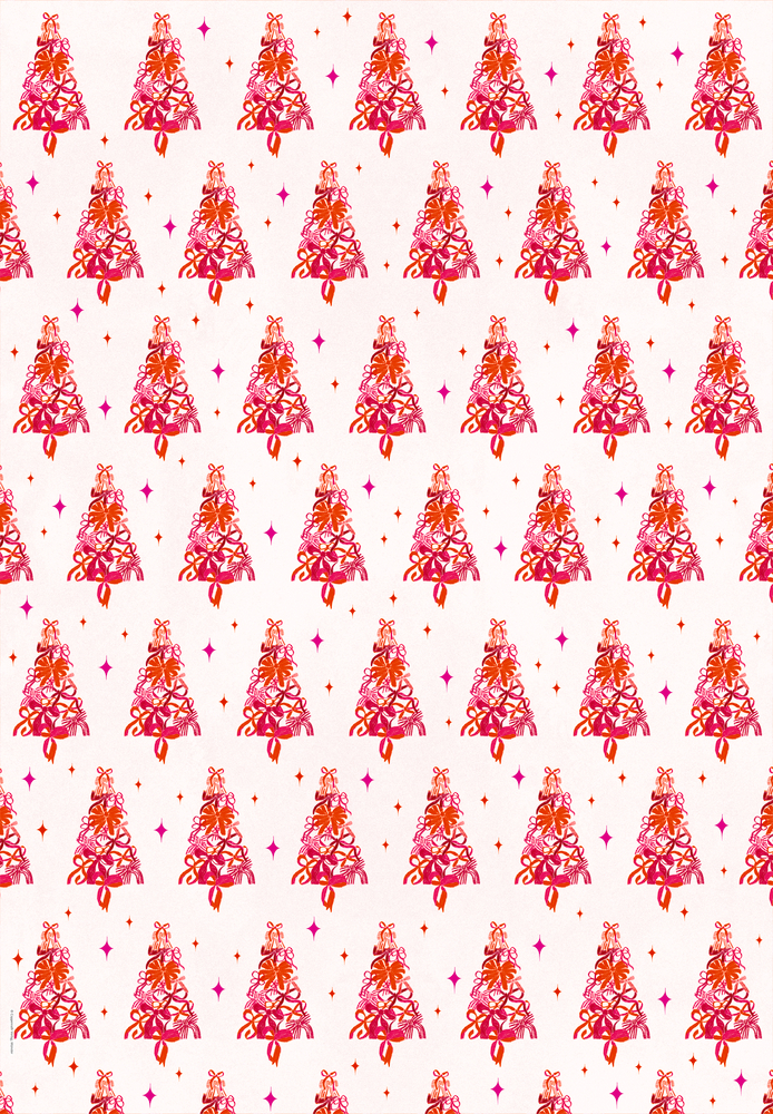 Wiederholtes Muster aus roten und pinken stilisierten Weihnachtsbäumen mit kleinen Sternformen auf hellem Hintergrund.