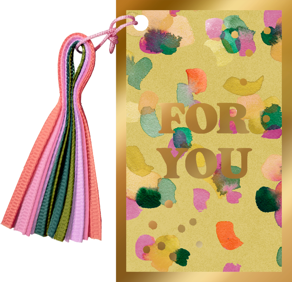 Geschenkanhänger mit goldener Umrandung, bunter Farbklecksoptik, Aufdruck „FOR YOU“ und Quaste aus mehrfarbigen Bändern.