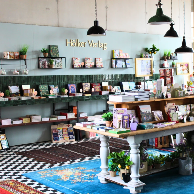 Regale voller Kochbücher vom Hölker Verlag