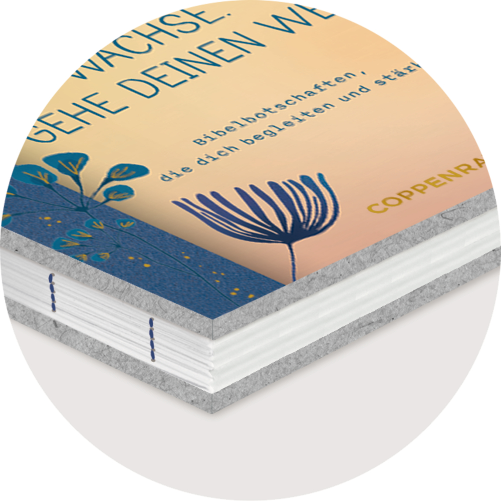 Nahaufnahme einer Buchecke mit floralen Illustrationen und Text auf dem Cover.