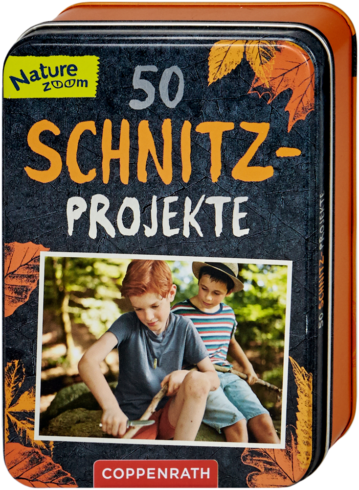 Blechdose mit der Aufschrift „50 Schnitz-Projekte“ und einem Foto von zwei Jungen, die im Freien Holz schnitzen.