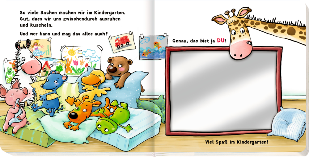 Die Lieben Sieben lümmeln auf Kissen in einem lebhaften Raum; eine Giraffe blickt in einen leeren, gerahmten Spiegel.