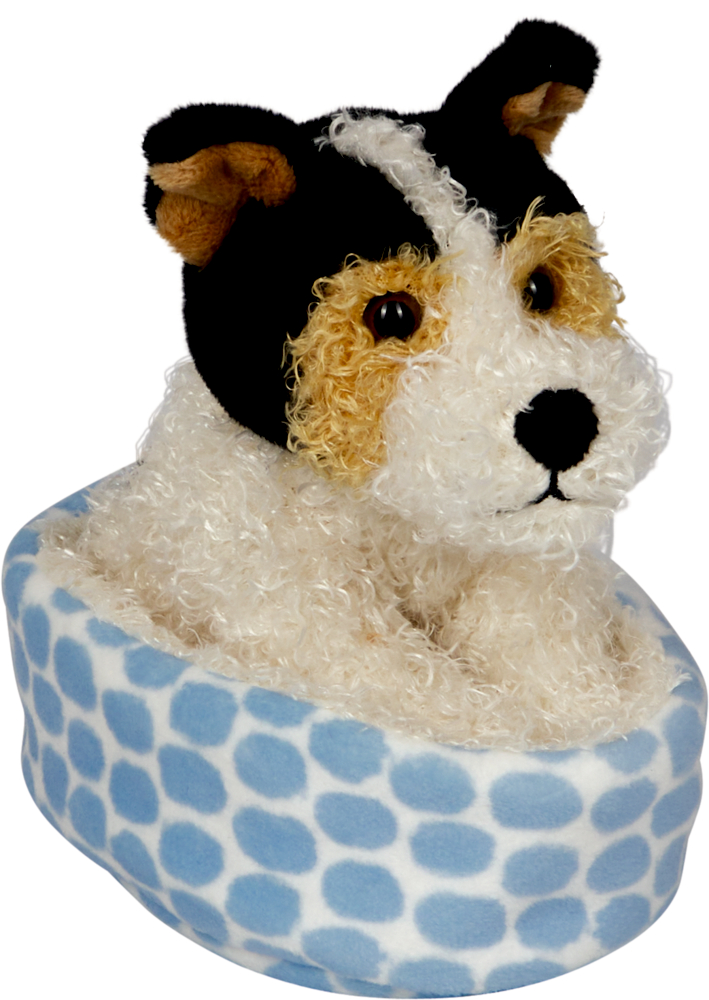 Ein Plüschterrier sitzt in einem blau-weiß gepunkteten Stoffkörbchen.