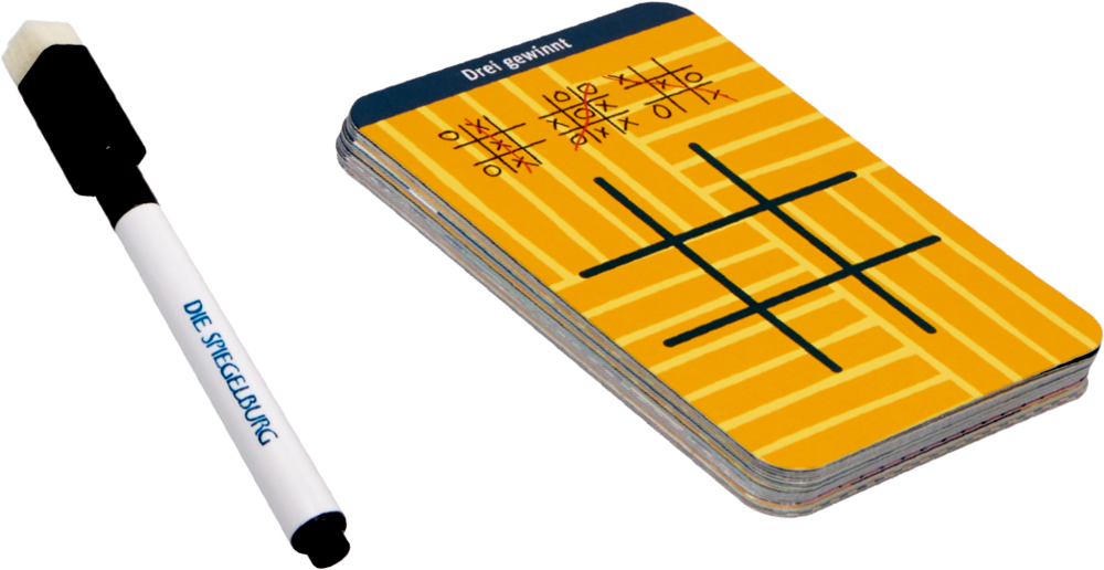 Trocken abwischbarer Marker neben Tic-Tac-Toe-Karten mit gelbem Muster und dem deutschen Text „Drei gewinnt.“.