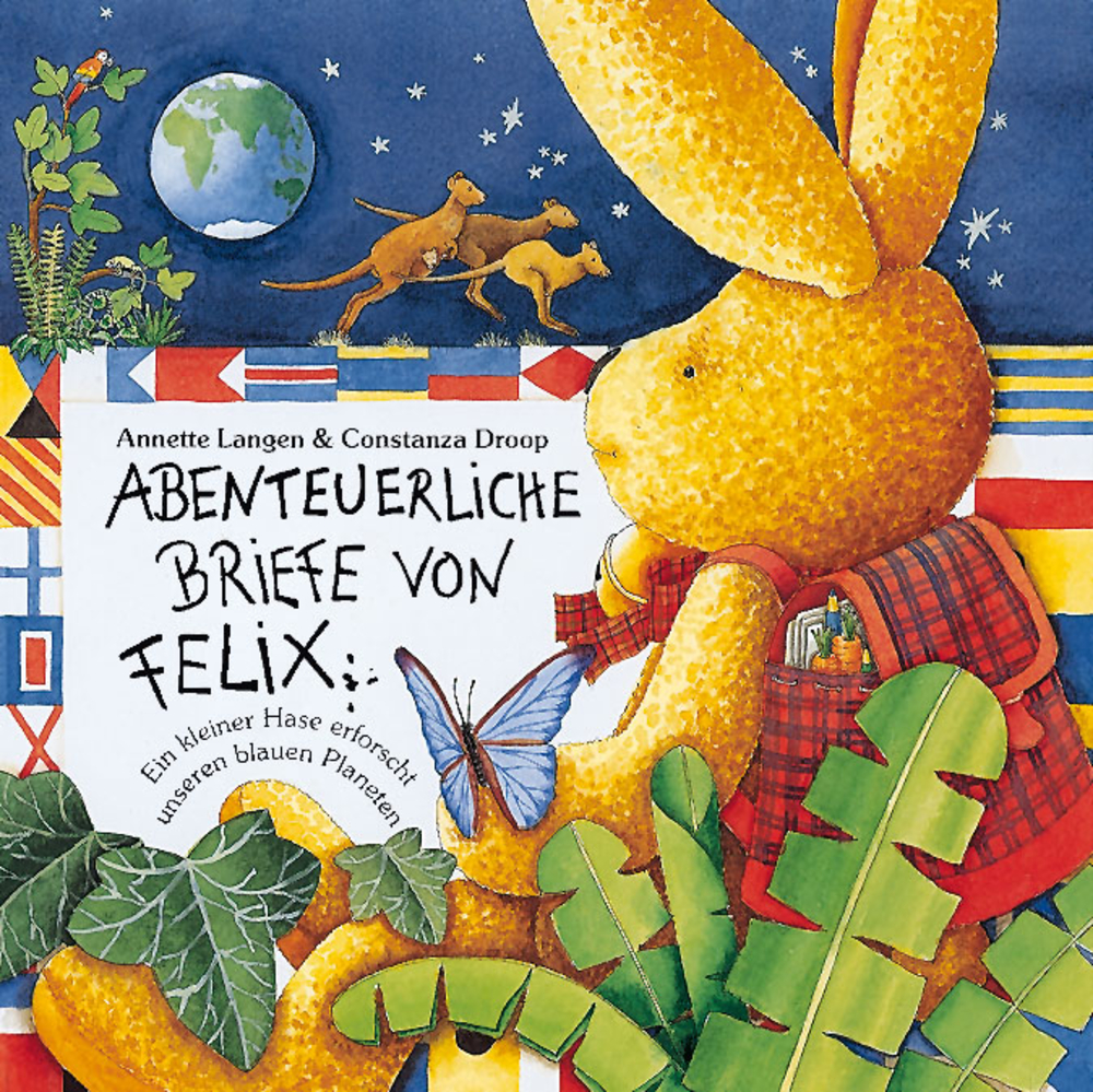 Ein gelber Plüschhase sitzt mit Buchstaben und Schmetterling vor Fahnen unter sternklarem Nachthimmel.