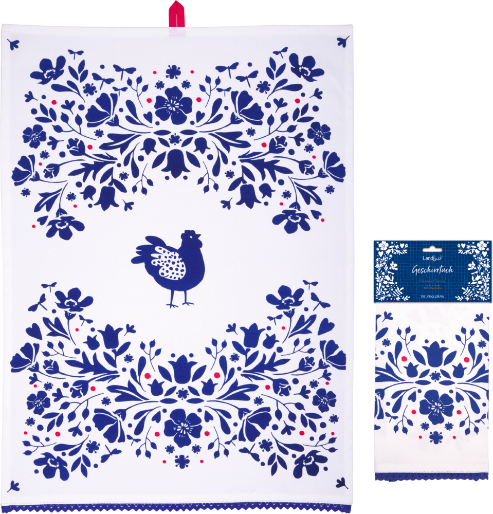 Weißes Geschirrtuch mit blauem Blumenmuster und Hahnmotiv in der Mitte, verpacktes Exemplar rechts daneben.