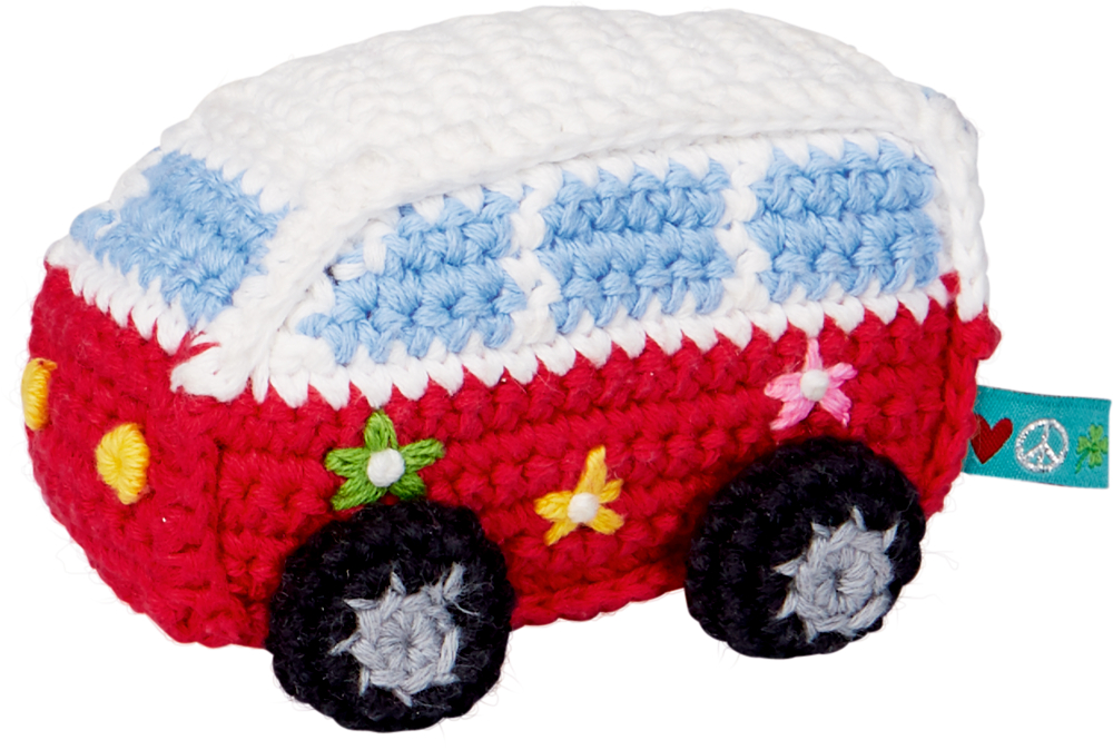 Rot-weiß-blauer gehäkelter Spielzeug-Bulli mit floralen Akzenten und schwarzen Rädern.