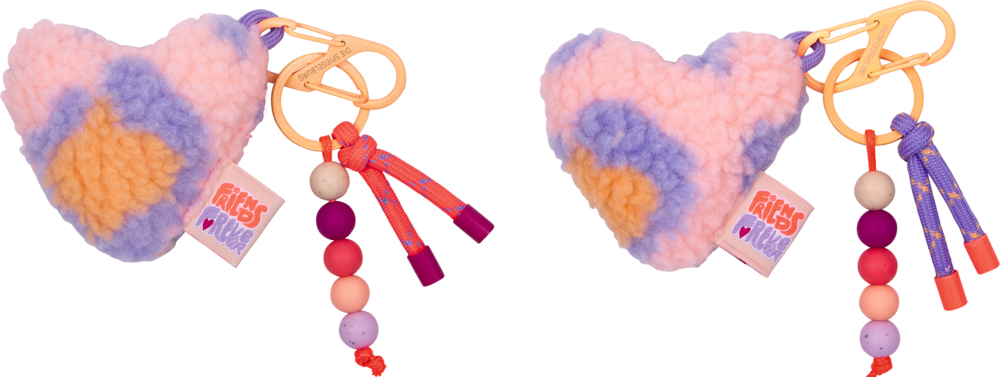 Zwei herzförmige, plüschige Anhänger in Rosa, Lila und Orange mit Karabiner, Kordeln und bunten Perlen.