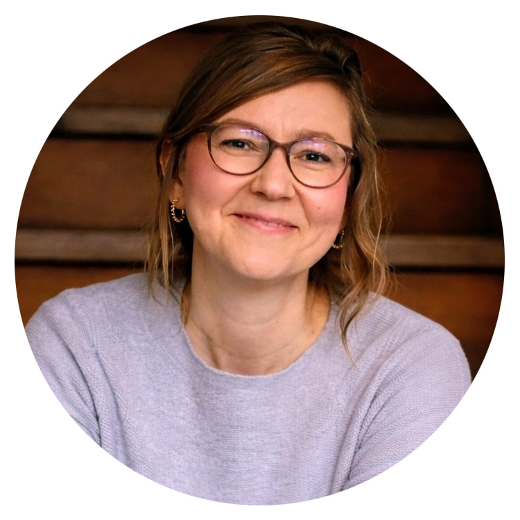 Büste einer lächelnden Frau mit Brille in einem Kreis