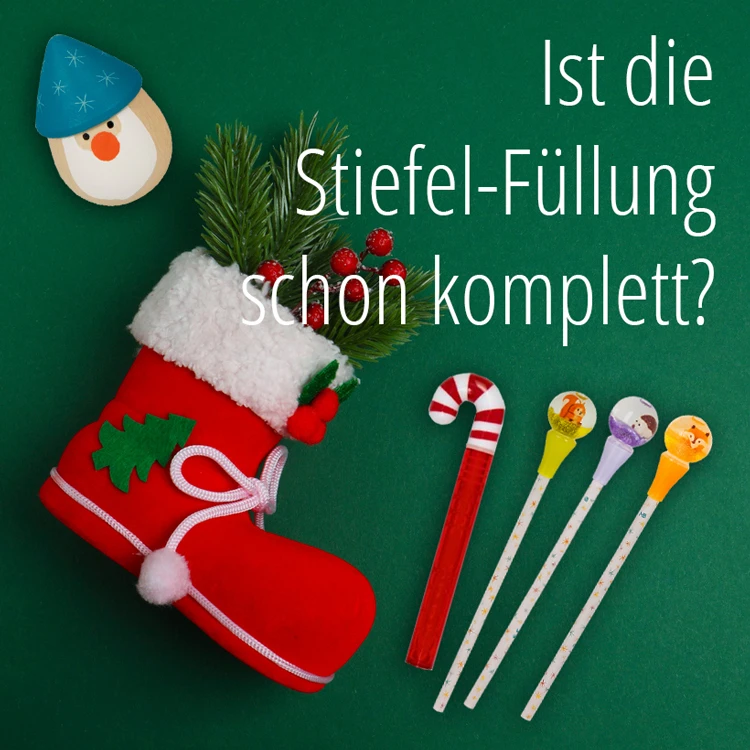 Nikolausstiefel auf grünem Untergrund, gefüllt mit Zweigen. ringsherum kleine Geschenke.