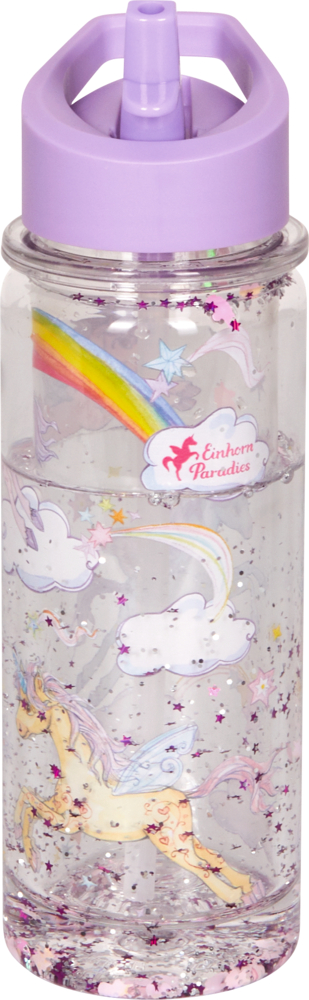 Transparente Wasserflasche mit violettem Deckel, mit Einhorn-, Regenbogen- und Sternmotiven, mit Wasser gefüllt.