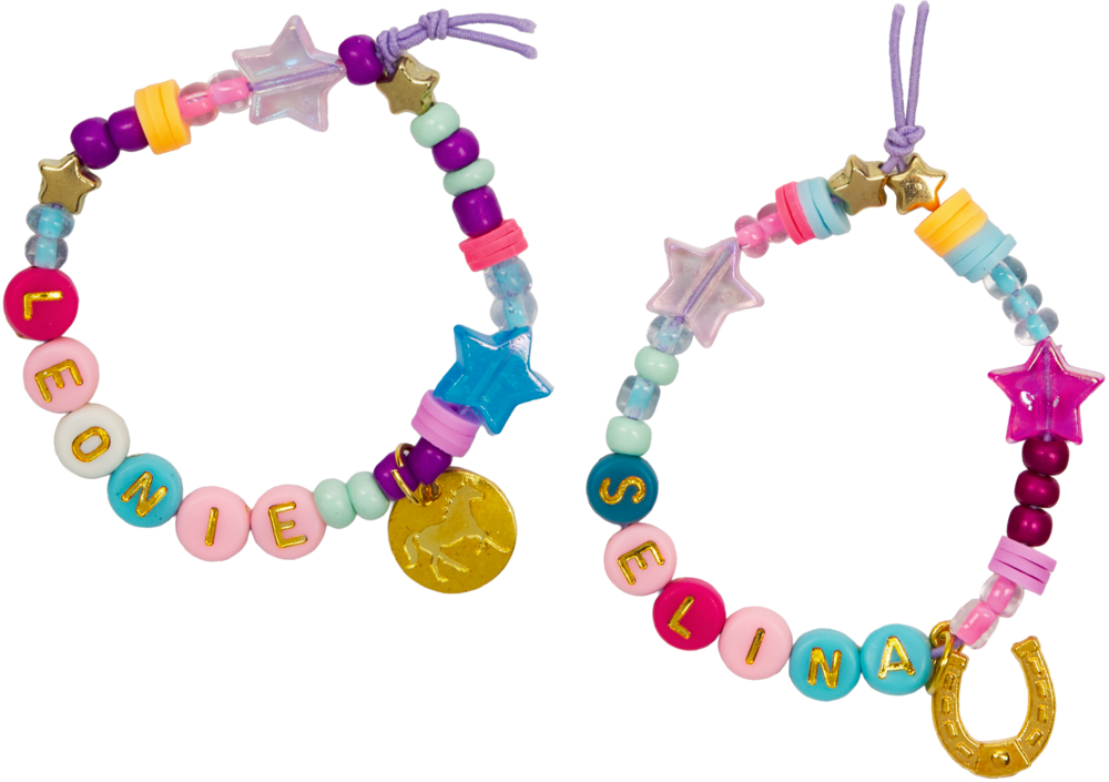 Zwei bunte Perlenarmbänder mit Namensperlen „LEONIE“ und „SELINA“, Sternperlen und goldenen Anhängern.