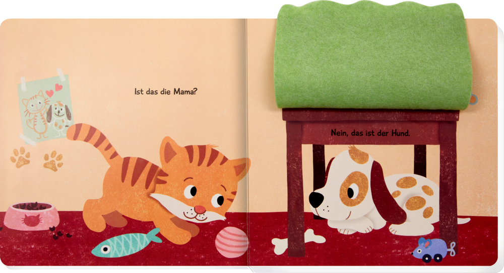 Buchseite auf der ein orangefarbenes Kätzchen seine Mutter sucht und unter einer grünen Tischdecke befindet sich ein Hund.