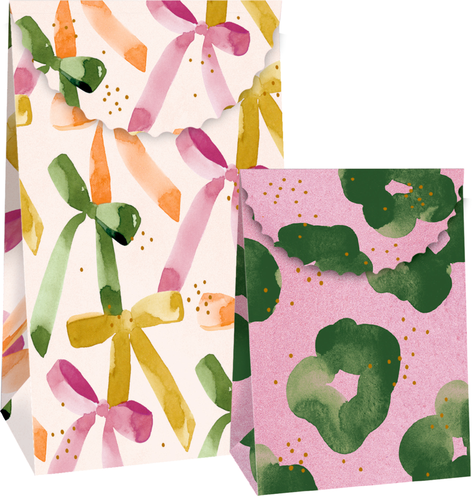 Zwei Geschenktüten mit farbigem Muster, eine mit bunten Schleifen, eine mit grünen Formen auf rosafarbenem Hintergrund.