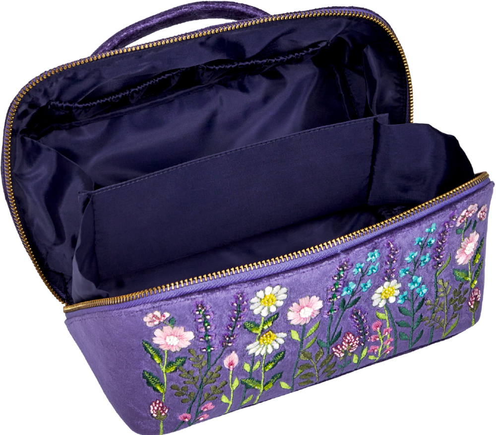 Lila Kosmetiktasche mit goldfarbenem Reißverschluss und bunter Blumenstickerei, geöffnet mit dunklem Innenfutter.