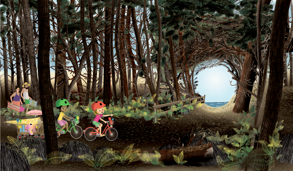 Kinder fahren Fahrrad und eine Familie geht auf einem Waldweg zu einem sonnenbeschienenen Strand und dem Meer in der Ferne.