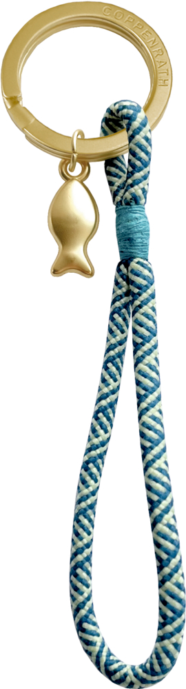 Goldener Schlüsselanhänger mit einem kleinen Fischanhänger und einer daran befestigten blau-weiß gemusterten Kordelschlaufe.
