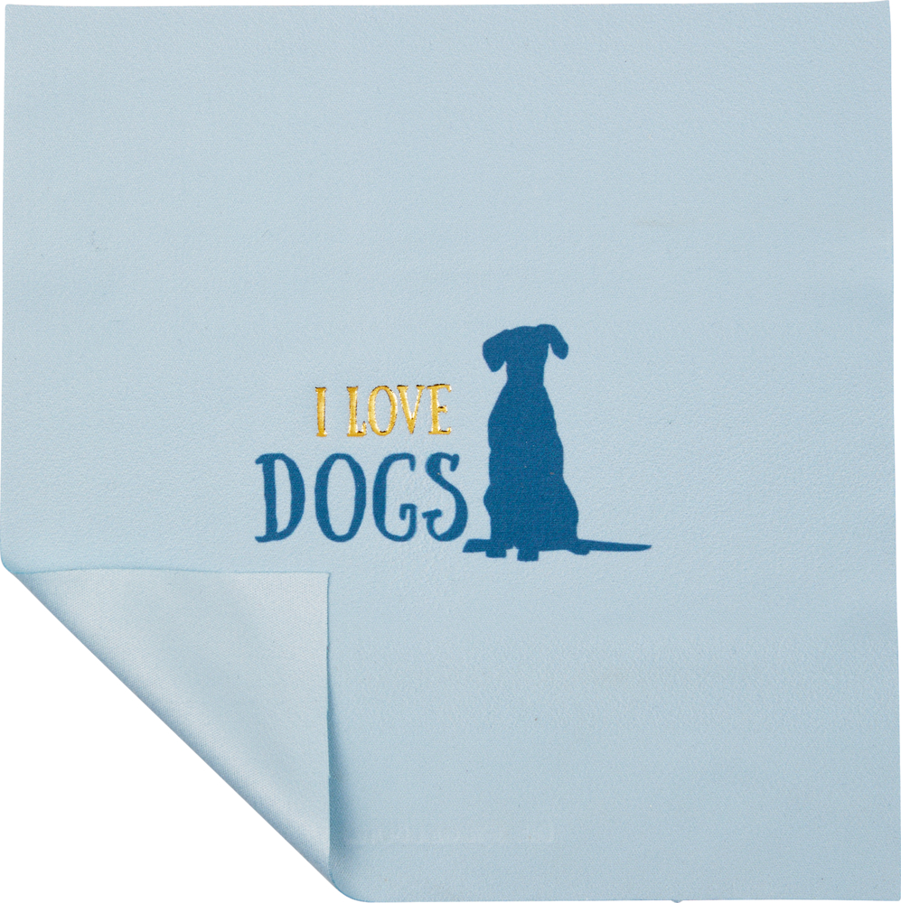 Hellblauer Stoff mit dem Aufdruck „I LOVE DOGS“ und der Silhouette eines sitzenden Hundes.