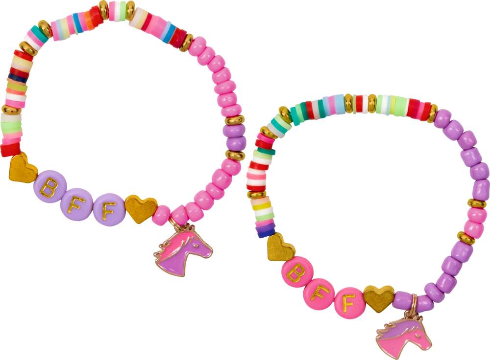 Zwei bunte BFF-Armbänder aus Perlen mit Herz- und rosa Pferdeanhängern auf weißem Hintergrund.