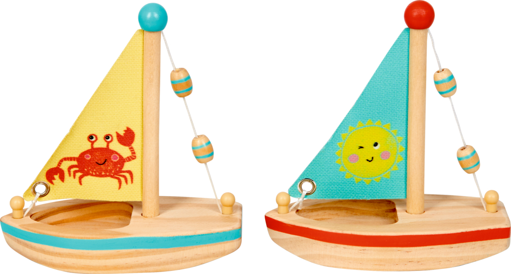 Zwei hölzerne Spielzeug-Segelboote mit bunten Segeln – eines mit einer Krabbe, das andere mit einer lächelnden Sonne.
