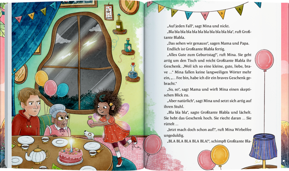 Ein Mädchen mit Feenflügeln überreicht einer älteren Frau an einem gedeckten Geburtstagstisch ein Geschenk, daneben sitzt ein Mann.