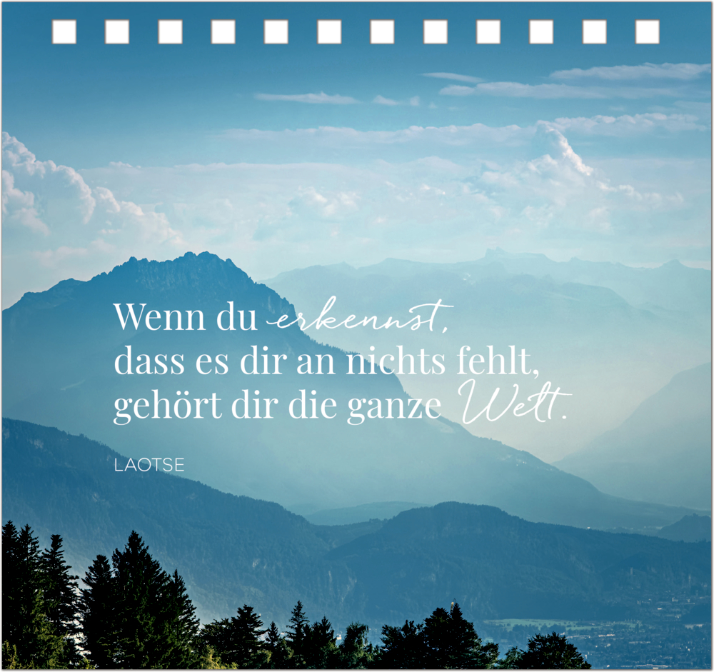 Berglandschaft mit Waldrand im Vordergrund und Zitattext in der Bildmitte.