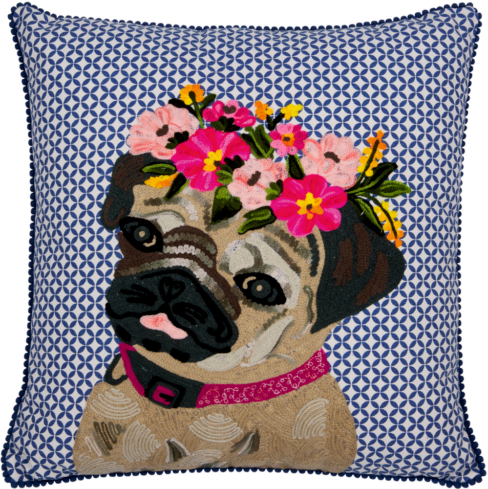 Quadratisches Kissen mit Stickerei eines Mopses mit pinkfarbenem Halsband und Blumenkranz auf blau-weiß gemustertem Hintergrund.