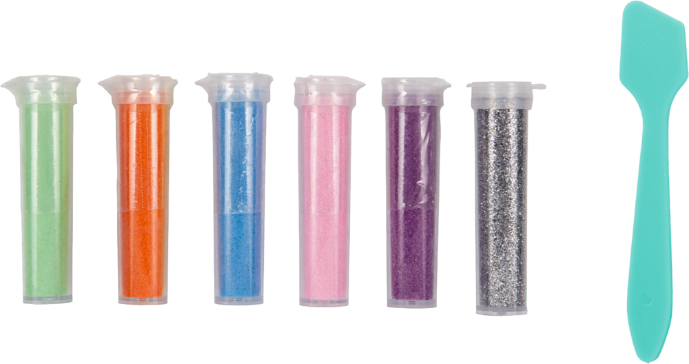 Sechs farbige Glitzertuben und ein blauer Plastikspatel sind auf weißem Hintergrund aufgereiht.