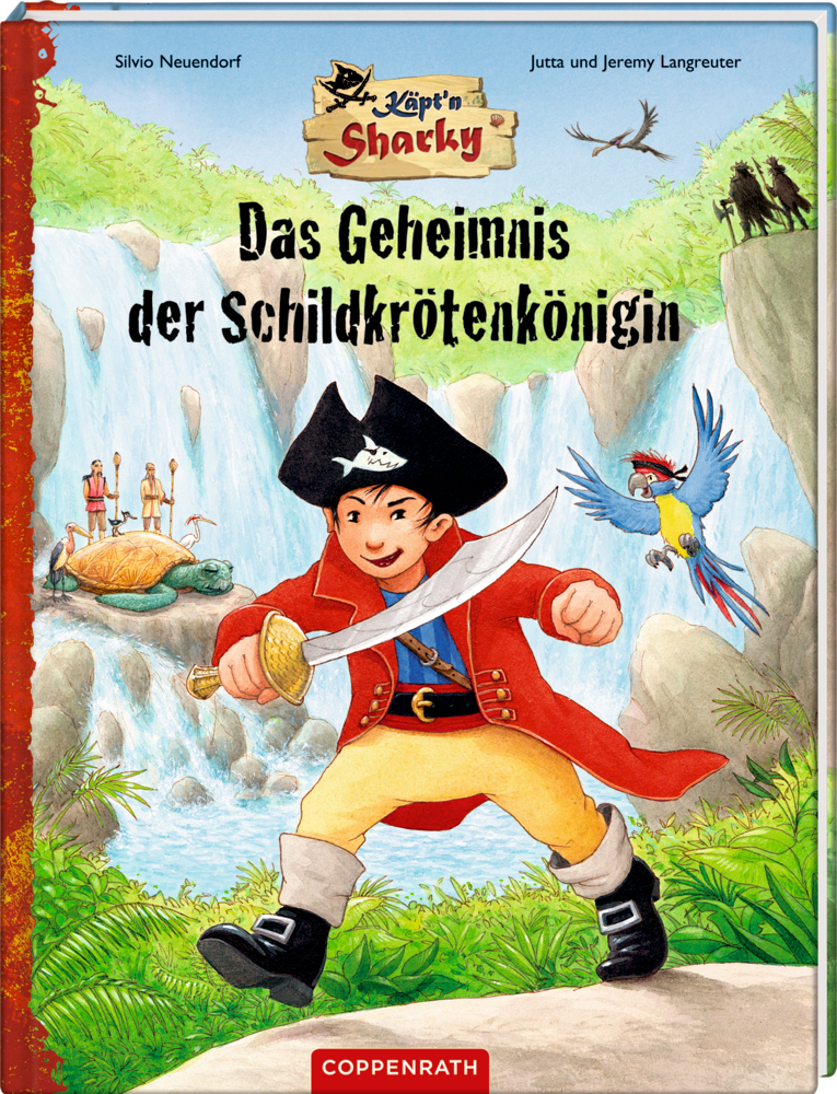 Lächelnder Piratenjunge mit Papagei auf dem Arm steht vor einem Wasserfall, im Hintergrund ist eine große Schildkröte zu sehen.
