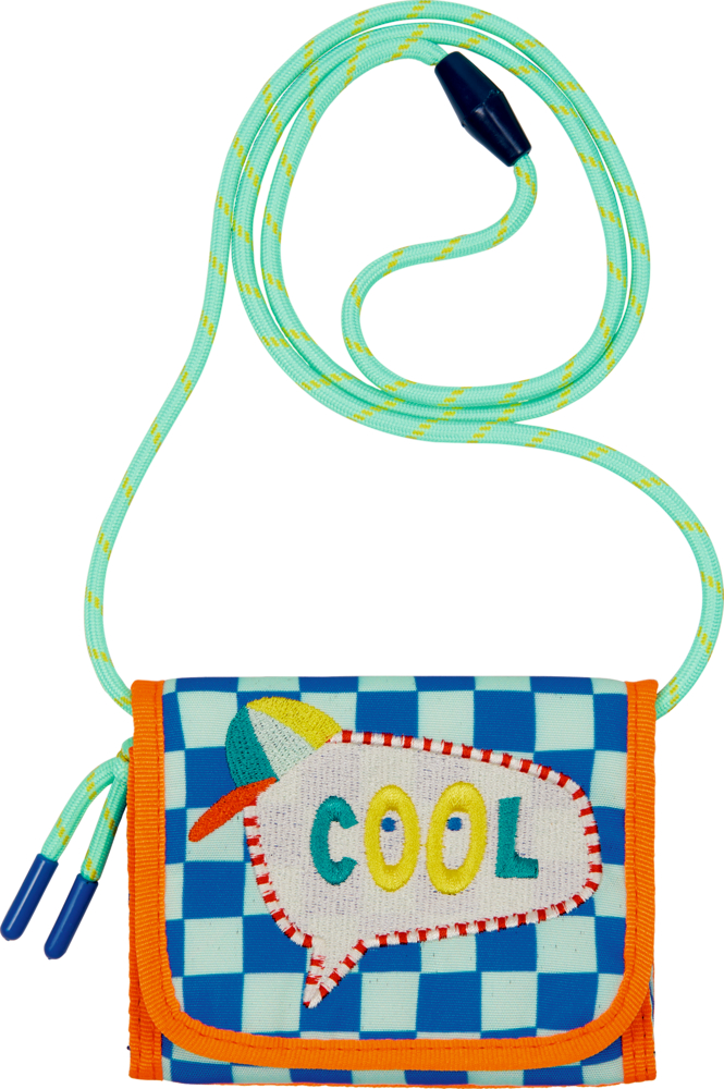 Blau-weiß karierte Geldbörse mit „COOL“-Schriftzug, orangefarbenem Rand und blaugrünem Band.